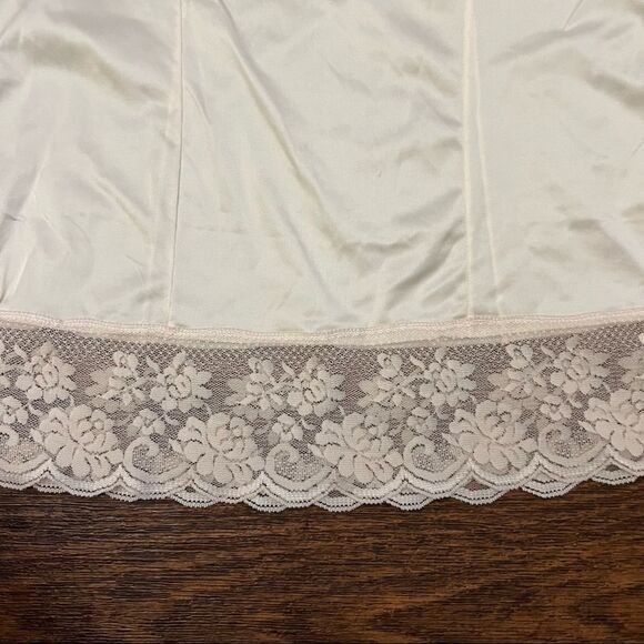 Vassarette lingerie top  - Picture 5 of 9